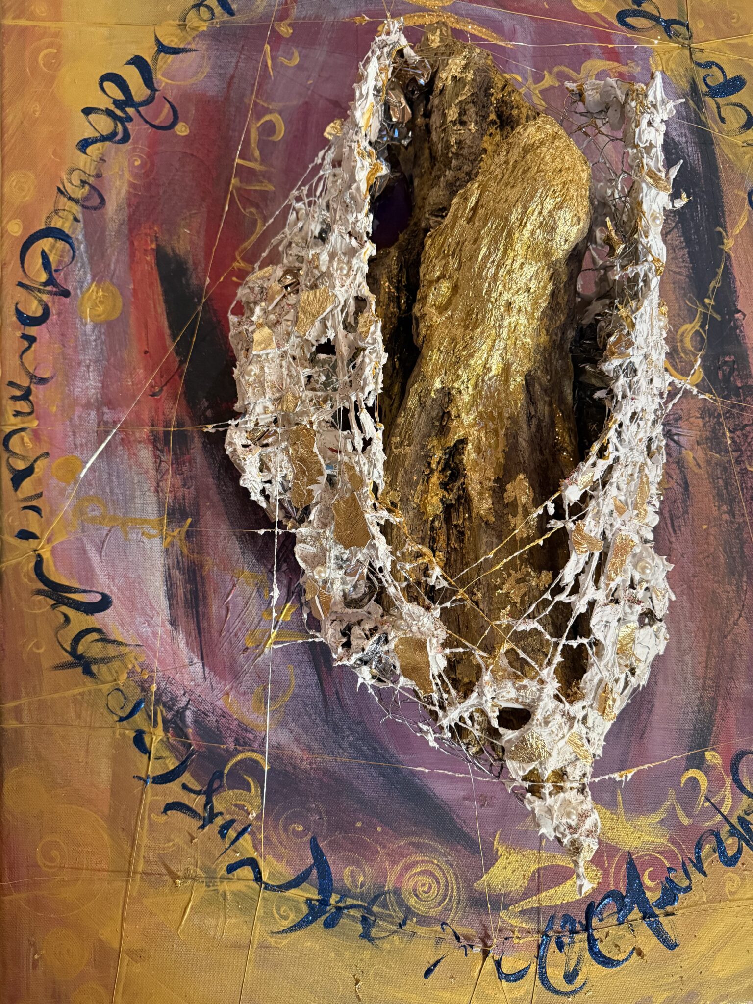 Farben und Drähte um Holz