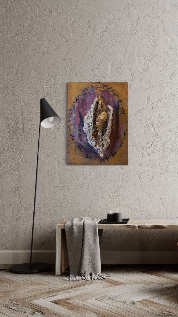 Bild mit Struktur und Holz auf Leinwand in einem Raum mit Stehlampe und Bank