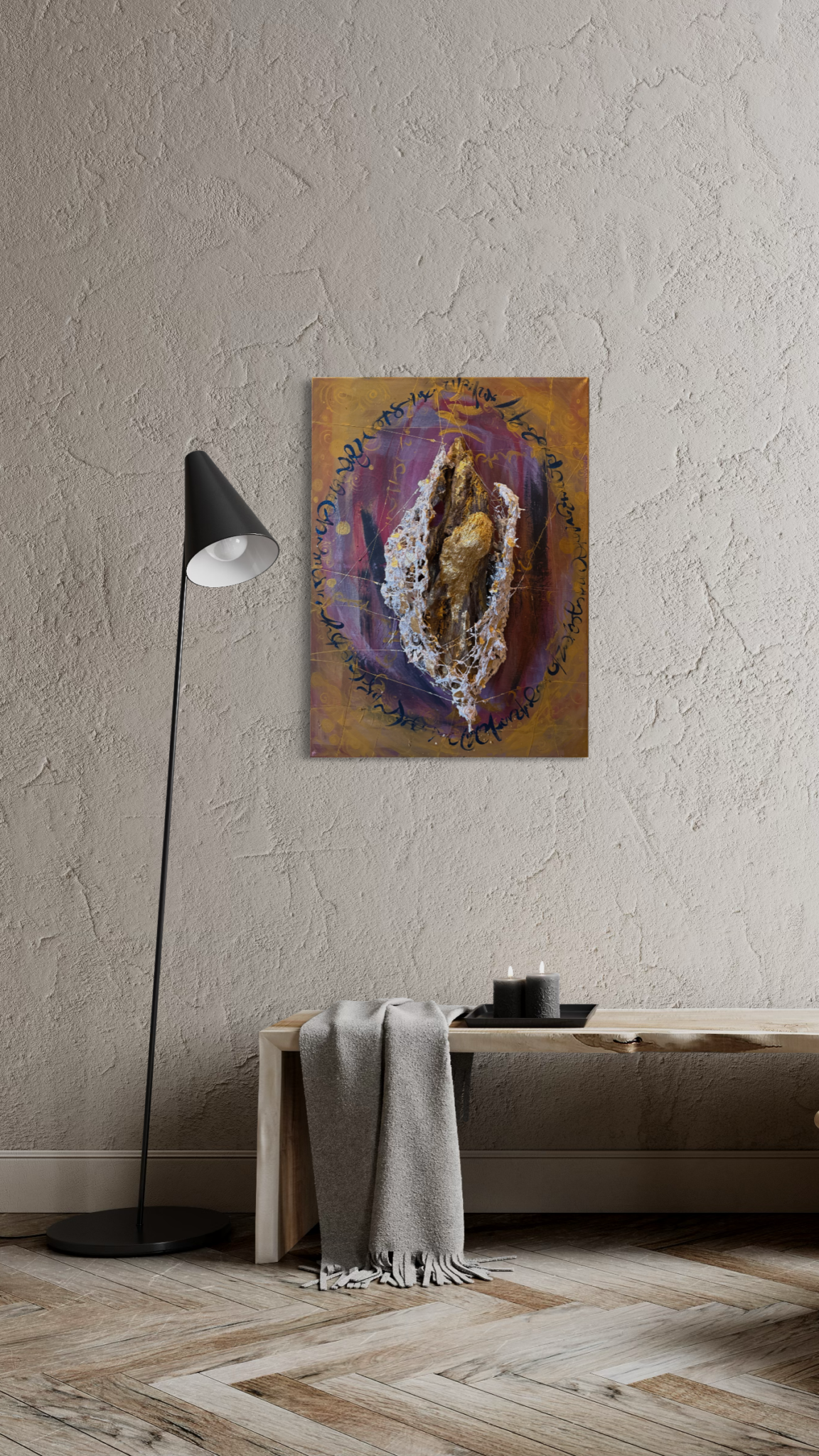 Bild mit Struktur und Holz auf Leinwand in einem Raum mit Stehlampe und Bank