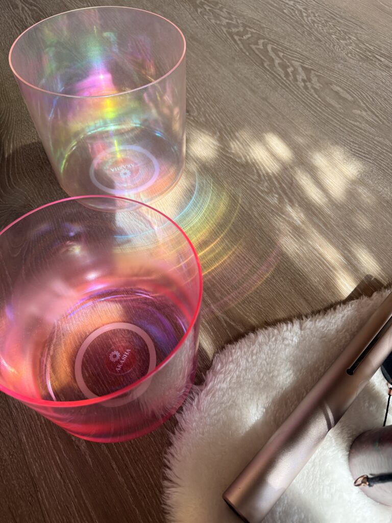 Kristallklangschalen auf Boden mit Kunstfell