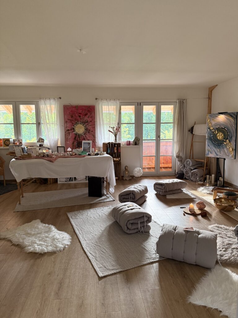 Raum mit Bilder, Produkten & Klangschalen